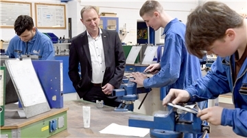 Männer in einer Werkstatt.