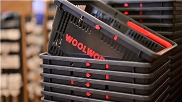 Das Foto zeigt mehrere ineinander gestapelte Einkaufskörbe mit der Aufschrift "Woolworth". Themenfoto zur Eröffnung einer Filiale in Stadland-Rodenkirchen am 27. März.