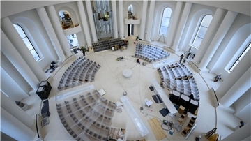 Der neugestaltete Innenraum der Sankt Hedwigs-Kathedrale am Bebelplatz in Berlin-Mitte. Zentrales Element ist der mittig aufgestellte Altar in Form einer Halbkugel. 