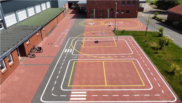 Der neugestaltete Vorplatz der Tjede-Peckes-Grundschule bietet viel Abwechslung für die Kinder und Jugendlichen.