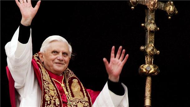 Was passiert nach dem Tod von Benedikt? Der neugewählte Papst Benedikt XVI. grüßt am 19. April 2005 die Gläubigen vom Balkon des Petersdoms im Vatikan. Benedikt verzichtete im Jahr 2013 freiwillig auf das Amt.