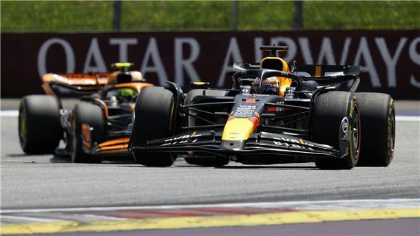 Verstappen gewinnt Formel-1-Sprint in Österreich Der Niederländer Max Verstappen (r) behauptet sich gegen den Briten Lando Norris (l).
