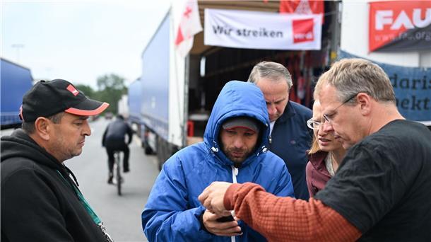 Streikende Fahrer hoffen auf Geld und Dominoeffekt Der niederländische Gewerkschafter Edwin Atema (r) spricht mit den Lkw-Fahrern.