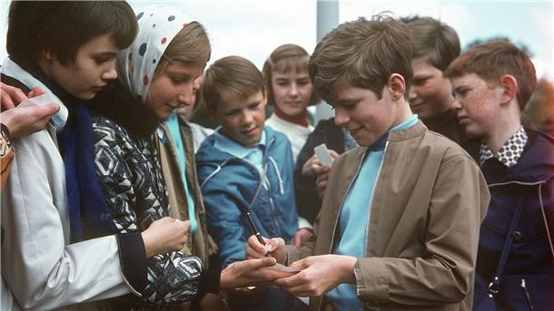 Der niederländische Schlagersänger Heintje - eigentlich Hein Simons - gibt Autogramme. (Archivfoto) 