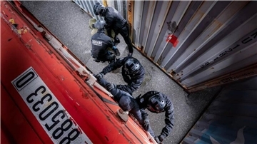 Der niederländische Zoll hat dieses Foto von der Arbeit eines speziellen Teams im Rotterdamer Hafen veröffentlicht, das Drogen sucht und so schnell wie möglich aus Containern holt.