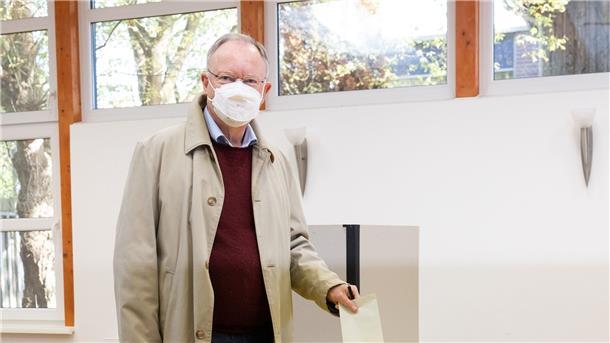 SPD klar stärkste Kraft in Niedersachsen - Grüne legen zu Der niedersächsische Ministerpräsident Stephan Weil wählt in Hannover.