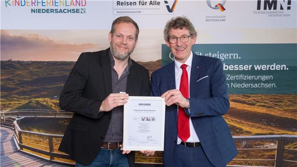 Awo Sano Ferienzentrum Burhave erhält Zertifikat „Reisen für Alle“ Der Niedersächsische Staatssekretär Frank Doods (rechts) und Eike Hessenius, Einrichtungsleiter des Awo Sano Ferienzentrums Burhave, bei der Übergabe des Zertifikats.