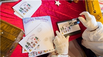 Der Nikolaus hat in seinem Weihnachtspostamt gut zu tun.