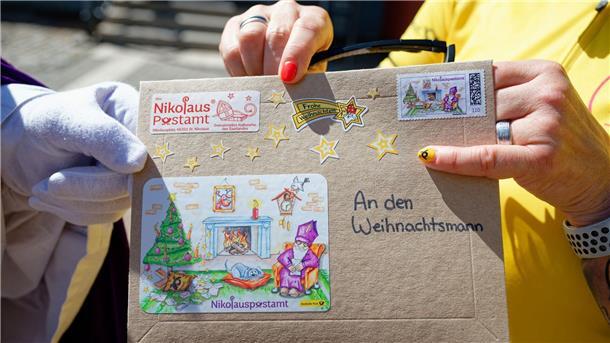 Der Nikolaus wünscht sich, dass der Weihnachtsmann ihm antwortet.