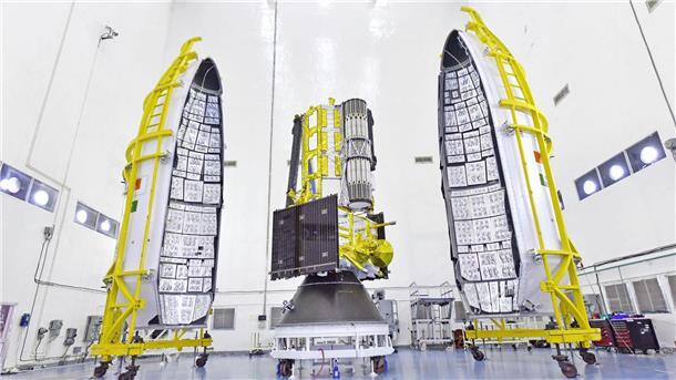 Neuer Satellit verfolgt Bewegung der Erdoberfläche Der NISAR-Satellit im indischen Weltraumbahnhof Satish Dhawan Space Center. (Foto Archiv)