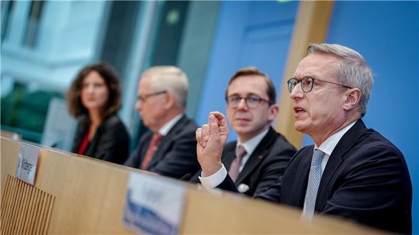 Kontrollrat fordert mehr Praxis-Checks für bessere Gesetze Der NKR stellt seinen Jahresbericht zusammen mit Digitalisierungsminister Karsten Wildberger (CDU) und dem Parlamentarischen Staatssekretär seines Ministeriums, Philipp Amthor (CDU), vor.