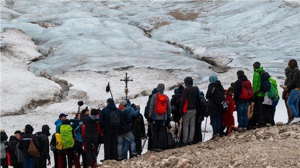 Ökumenische Trauerfeier für sterbenden Zugspitz-Gletscher Der Nördliche Schneeferner unweit der Kapelle wird Wissenschaftlern zufolge wohl ab 2030 den Status als Gletscher verlieren.