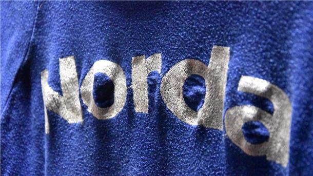 Hinweise gesucht: Wer kennt dieses legendäre Werder-Trikot? Der Norda-Schriftzug im Detail.