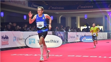 Jörg Brunkhorst beim Zieleinlauf des Frankfurt-Marathons