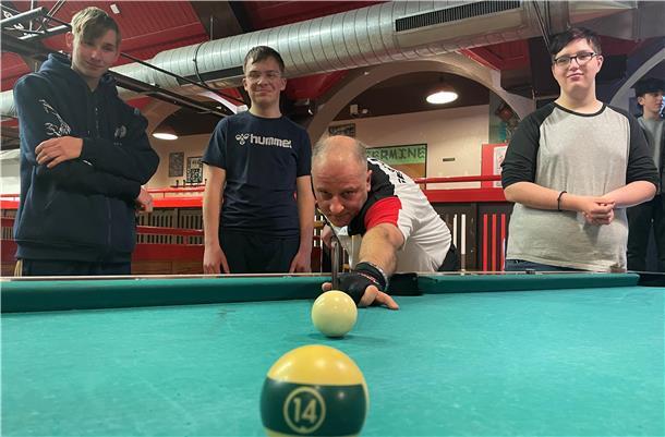 Vizeeuropameister spielt mit Jugendlichen in der Jahnhalle eine Runde Billard Billardtisch
