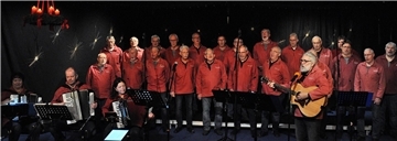 Der Nordenhamer Shantychor hat sein Publikum beim Weihnachtskonzert im Güterschuppen begeistert.