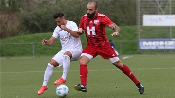 Fußballspiel des 1. FC Nordenham mit Mehmet Ari (links)