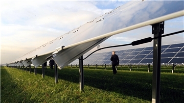 Bild von einer Freiflächen-Photovoltaikanlage auf Grünland