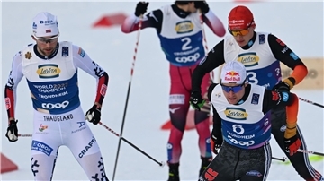 Der Norweger Jarl Magnus Riiber (l) ist sauer auf das deutsche Team um Vinzenz Geiger (vorne) und Julian Schmid (r).
