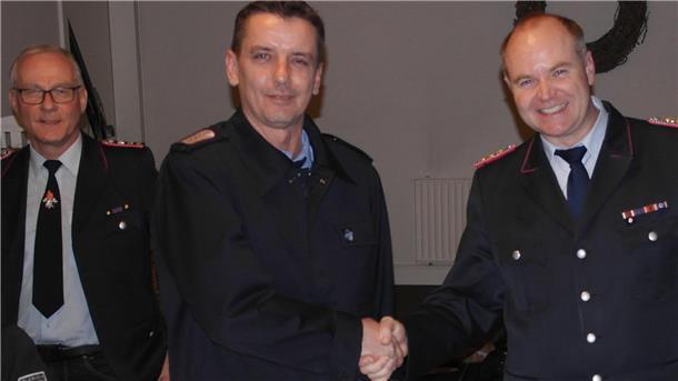 Der nun ehemalige Gemeindebrandmeister Marko Hastedt (rechts) gratuliert seinem Nachfolger Ronald Krause.