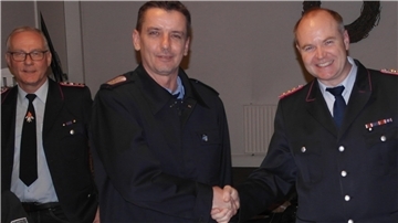 Der nun ehemalige Gemeindebrandmeister Marko Hastedt (rechts) gratuliert seinem Nachfolger Ronald Krause.