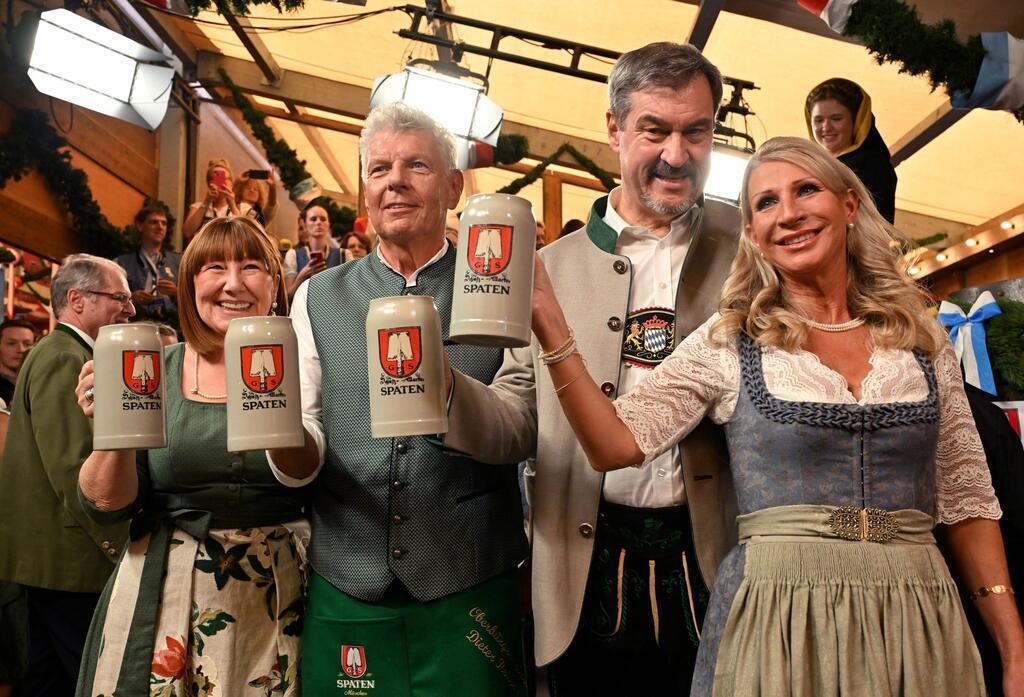 Was man zum Münchner Oktoberfest wissen muss Der Oberbürgermeister sticht an, der Ministerpräsident bekommt die erste Maß. (Archivbild)