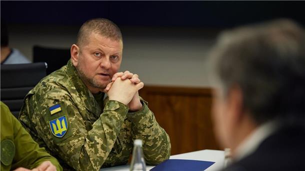 Der Oberkommandierenden der ukrainischen Streitkräfte, Waleryj Saluschnyj. Hier im Gespräch mit US-Verteidigungsminister Blinken.