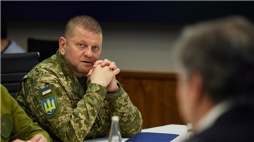Der Oberkommandierenden der ukrainischen Streitkräfte, Waleryj Saluschnyj. Hier im Gespräch mit US-Verteidigungsminister Blinken.