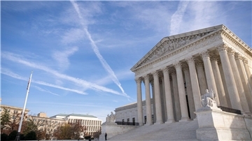 Der oberste Gerichtshof der USA in Washington befasst sich mit einem Fall, der mit den Terroranschlägen der Terrormiliz Islamischer Staat (IS) im November 2015 in Paris zu tun hat.