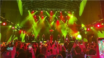 Der österreichische ESC-Star Conchita Wurst tritt bei einem  „Kissing Tartu“-Konzert auf.