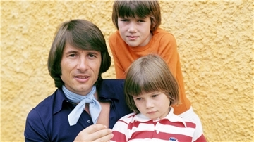 Der österreichische Sänger und Komponist Udo Jürgens mit seinen Kinder Jenny und Jonny (hinten).