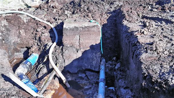 Der OOWV verlegt eine neue Abwasserdruckrohrleitung von Jaderberg bis Varel auf einer Gesamtstrecke von knapp fünf Kilometern, auch wie hier unter schwierigen Bedingungen im Moorbereich an der Jaderberger Straße.