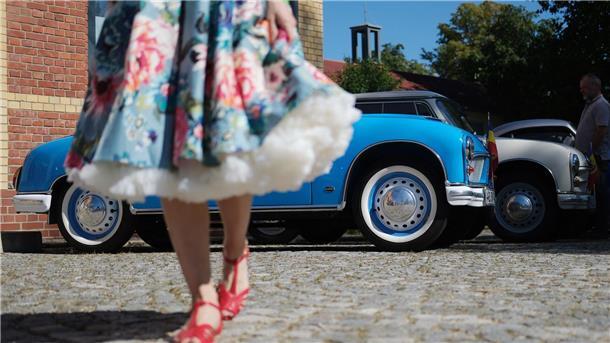 Alte Autos und knallige Farben Der P70 wurde in dern 1950ern hergestellt. Deshalb trugen einige Besucherinnen des Treffens Kleider aus der Zeit.