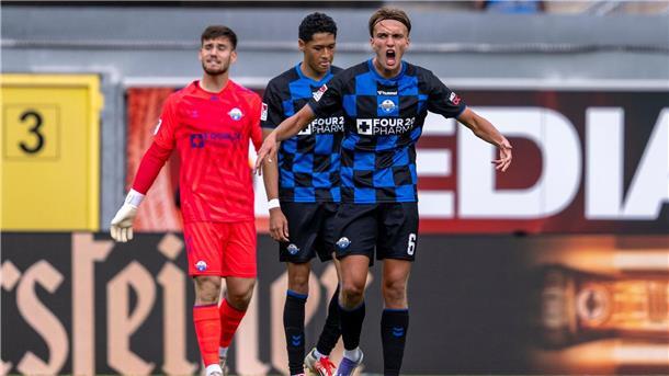 Der Paderborner Luis Engelns (r) schreit nach dem Gegentor zum 0:2.