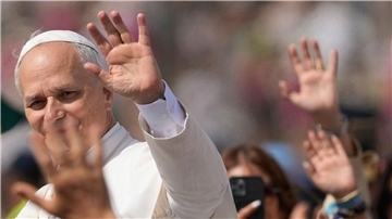 Jugendliche beten mit dem Papst Der Papst hat Jugendliche in Rom begrüßt.