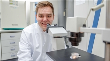 Der Paul Ehrlich-und-Ludwig Darmstaedter-Nachwuchspreis geht an den Chemiker Johannes Karges.