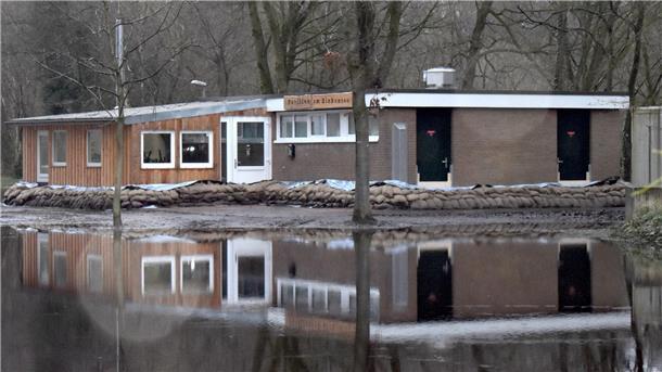 Der Pavillon am Birkensee in Weertzen einen Tag nach Weihnachten: Das Wasser geht zurück. Gut zu erkennen sind die vielen Sandsäcke, die die Einsatzkräfte mühevoll gefüllt und platziert haben.