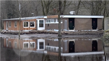 Der Pavillon am Birkensee in Weertzen einen Tag nach Weihnachten: Das Wasser geht zurück. Gut zu erkennen sind die vielen Sandsäcke, die die Einsatzkräfte mühevoll gefüllt und platziert haben.