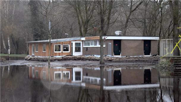 Hochwasser-Update: Feuerwehr bekommt in Stuckenborstel unterstützung von Landwirten Der Pavillon am Birkensee in Weertzen einen Tag nach Weihnachten: Das Wasser geht zurück. Gut zu erkennen sind die vielen Sandsäcke, die die Einsatzkräfte mühevoll platziert haben.