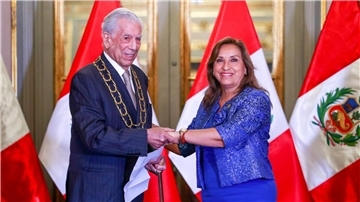 Der peruanische Literaturnobelpreisträger Mario Vargas Llosa erhält den „Orden der Sonne von Peru“ durch Dina Boluarte (r), Übergangspräsidentin von Peru.