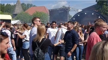 Besuchermenge beim Pfingstfrühtanz in Steinau