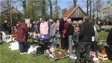 Der Pflanzen- und Staudenmarkt im Garten Eden in Waddens ist ein beliebter Treffpunkt - durchaus nicht nur für Gartenfans.