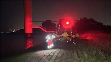 Der Pilot landete den Rettungshubschrauber in der Dunkelheit auf dem Damm in Höhe des Radarturms.