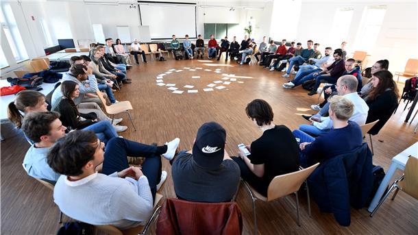 Umschwenken und Neues wagen Der Pionierjahrgang 2018 bei der Ideenfindung im Fährhaus: Heute wäre ein solches Bild wegen der Corona-Schutzbestimmungen nicht mehr möglich. Große Runden wurden ins Digitale verlegt.