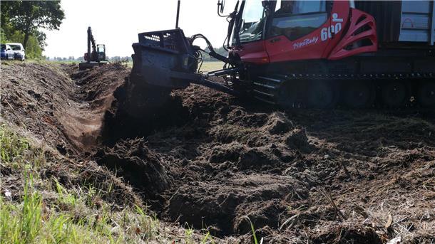 Gellener Torfmöörte: Warum Besucher das Hochmoor derzeit meiden sollten Ein Pistenbully verfüllt einen Graben mit Torf.