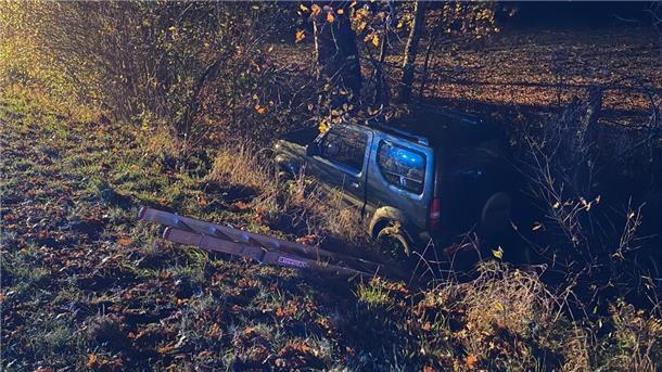 Der Pkw, welcher im Seitengraben zum Stehen kam.