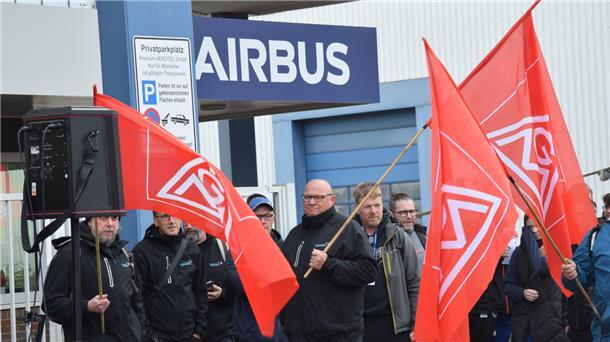 Der Platz vor dem Werktor von Airbus Aerostructures in Einswarden war gut gefüllt, als dort am Donnerstag eine Kundgebung begann.
