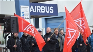 Der Platz vor dem Werktor von Airbus Aerostructures in Einswarden war gut gefüllt, als dort am Donnerstag eine Kundgebung begann.