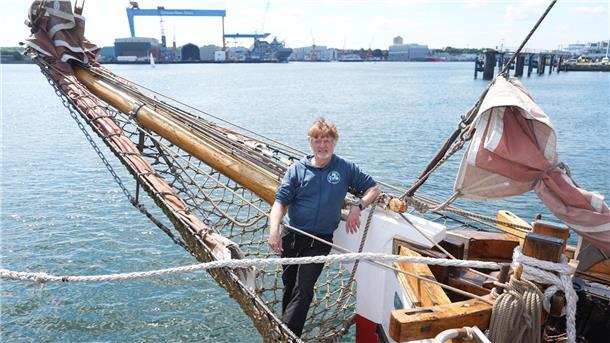Der Polarforscher und Autor auf seinem Segelschiff „Dagmar Aaen“.