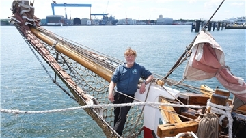Der Polarforscher und Autor auf seinem Segelschiff „Dagmar Aaen“.